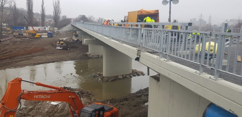 Luni se redeschide traficul pe podul peste râul Arieș, la Turda, pe DN1, cu o lună mai devreme