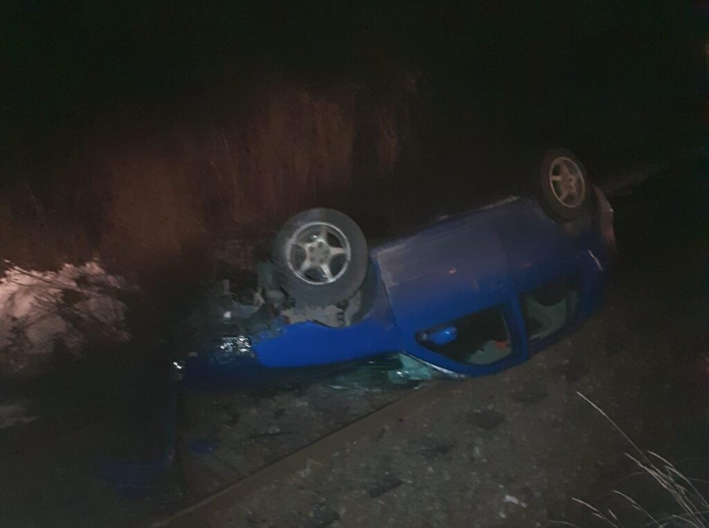 Un autoturism s-a răsturnat pe calea ferată  în zona Valea Drăganului