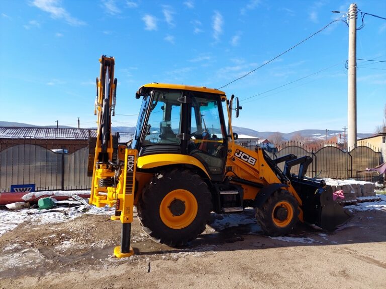 Primăria din Ștei a achiziționat un buldoexcavator dotat cu echipament tehnic necesar curățeniei și ecologizării