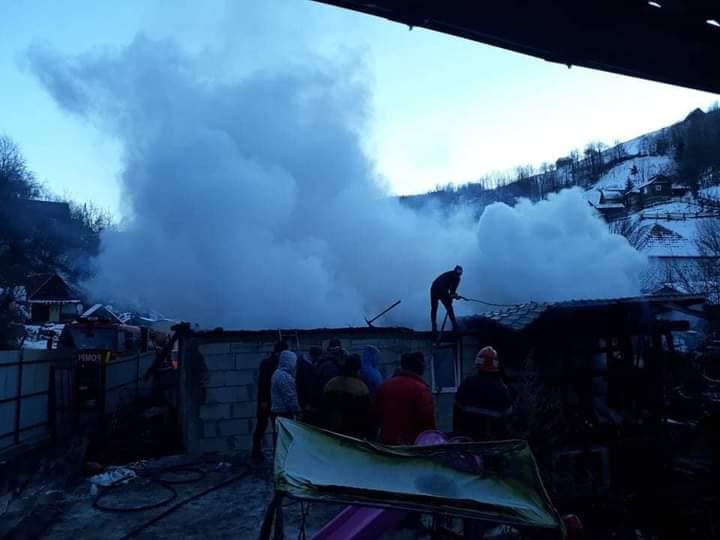 O familie cu 4 copii din Muntele-Rece a rămas fără casă, în urma unui incendiu: Cine dorește îi poate ajuta!