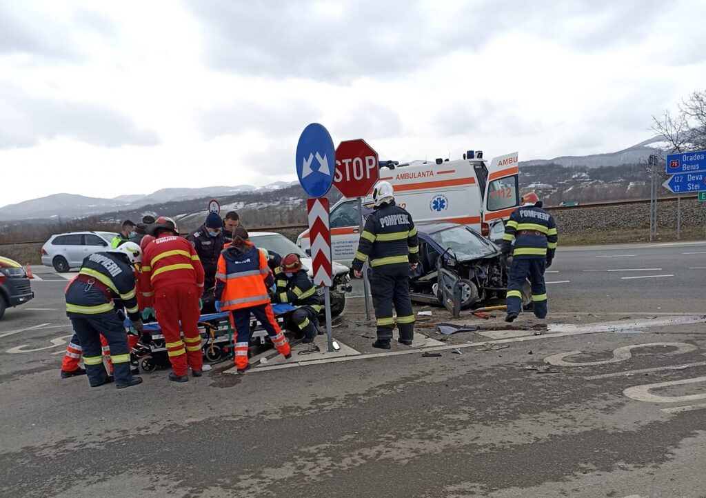 Accident pe DN 76, în Drăgănești, între două mașini: Două victime din care una este încarcerată!