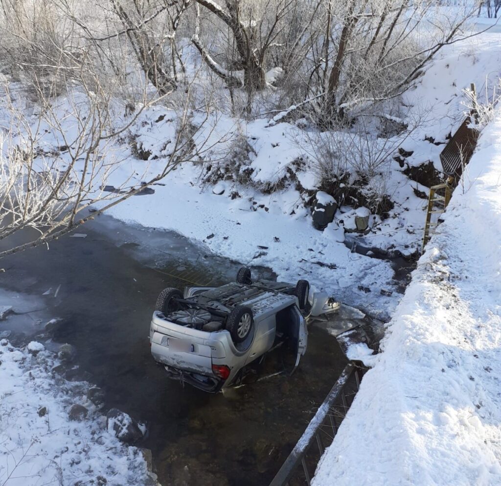 O mașină a plonjat într-un râu între Săcuieu și Scrind Frăsinet