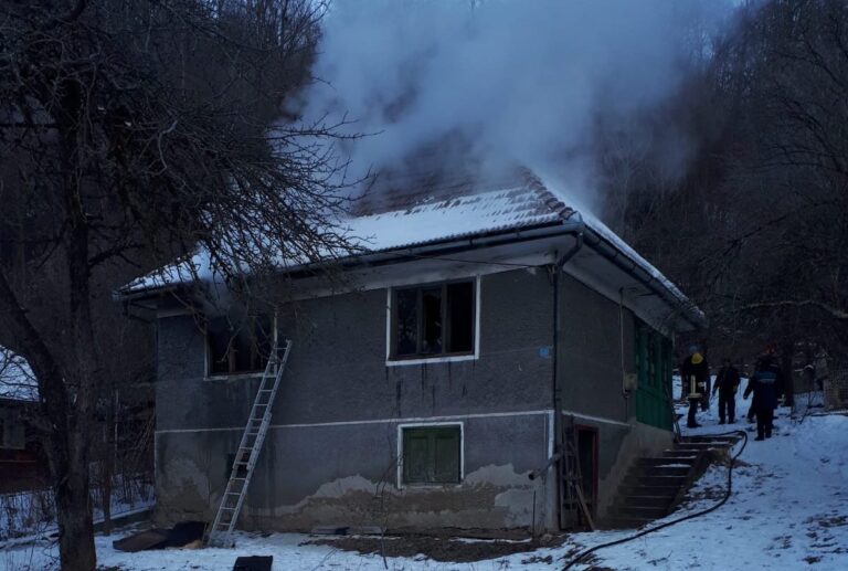 Acoperișul unei case din Baia de Arieș a luat foc: Pompierii din Câmpeni intervin cu trei autospeciale!