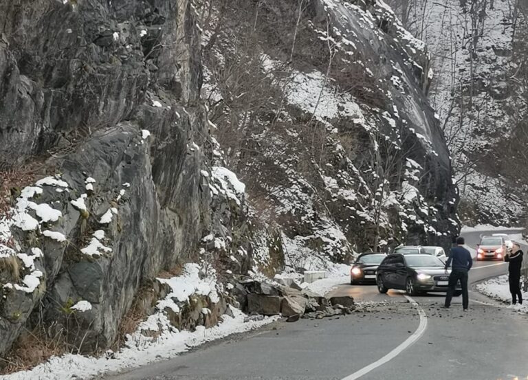 Se desprind bucăți mari de stâncă pe DJ107P Gilău-Mărișel chiar înainte de barajul Tarnița