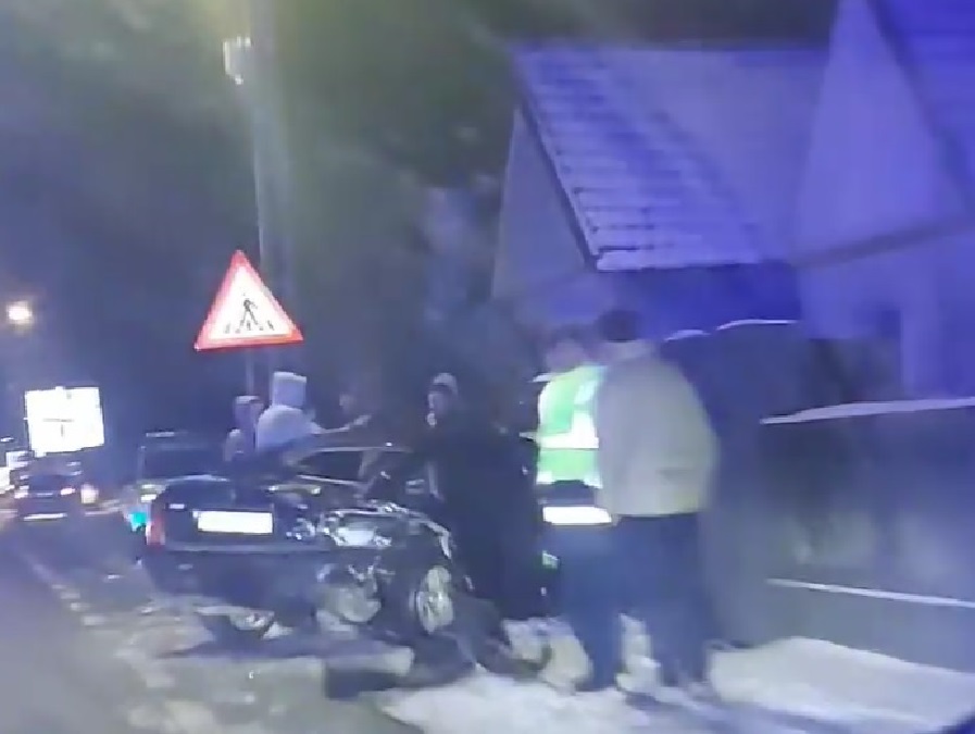 Accident în Aușeu pe DN1 E60: Mai multe mașini sunt implicate!