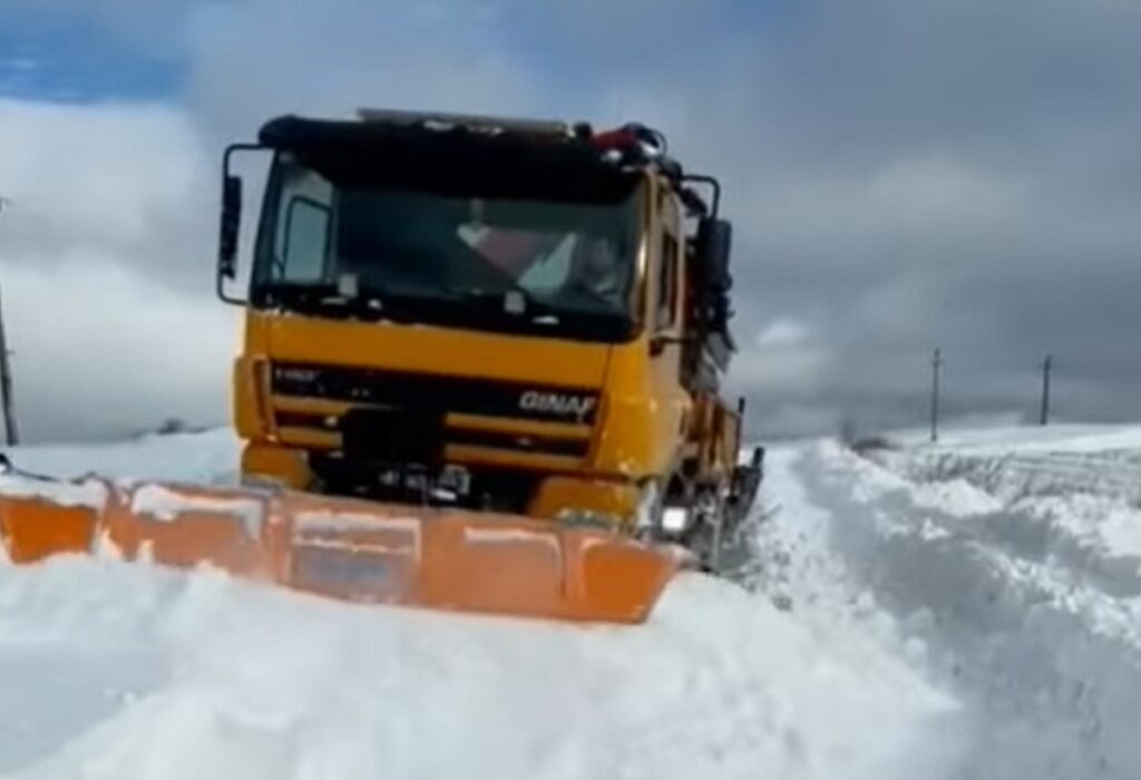 (VIDEO) Zăpadă superbă la Rîșca, cu drumuri deszăpezite. Ce spun rîșcanii?