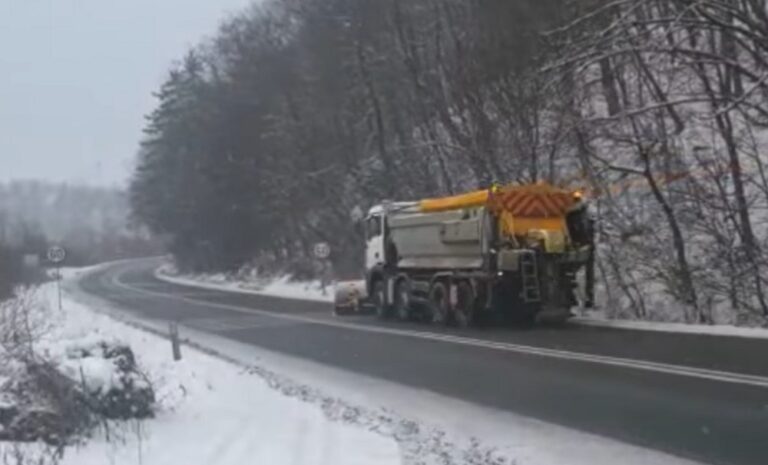 (VIDEO) Drumarii asigură permanența cu lamă și material antiderapant pe DN1 E60 Cluj-Oradea și DN75 Turda-Ștei-Câmpeni