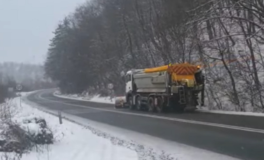 (VIDEO) Drumarii asigură permanența cu lamă și material antiderapant pe DN1 E60 Cluj-Oradea și DN75 Turda-Ștei-Câmpeni