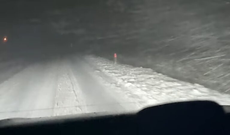 (VIDEO) Se circulă în condiții de iarnă, carosabil înzăpezit pe DN1 E60 Oradea-Cluj, zona Piatra Craiului