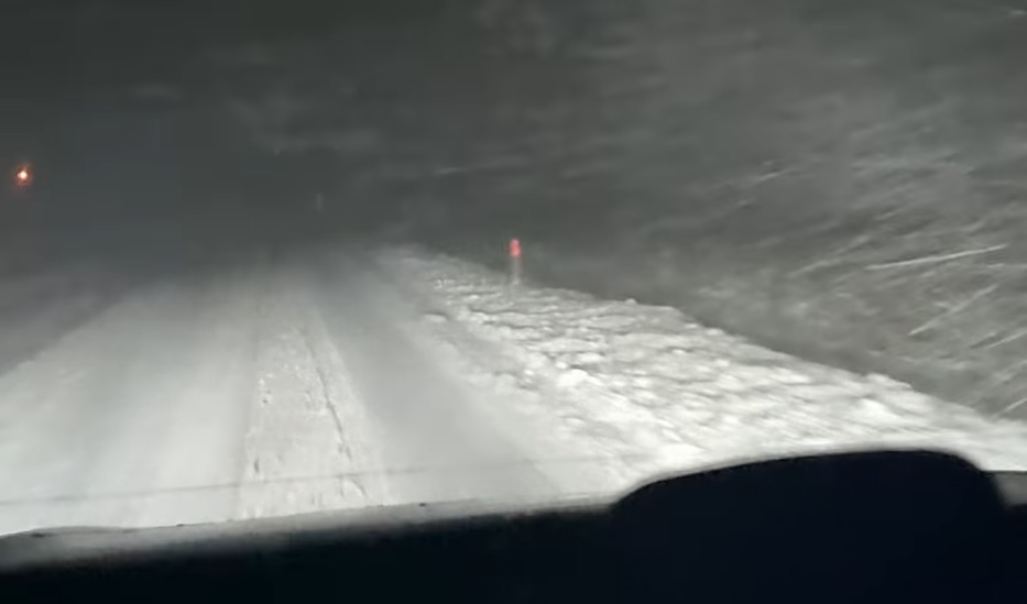 (VIDEO) Se circulă în condiții de iarnă, carosabil înzăpezit pe DN1 E60 Oradea-Cluj, zona Piatra Craiului