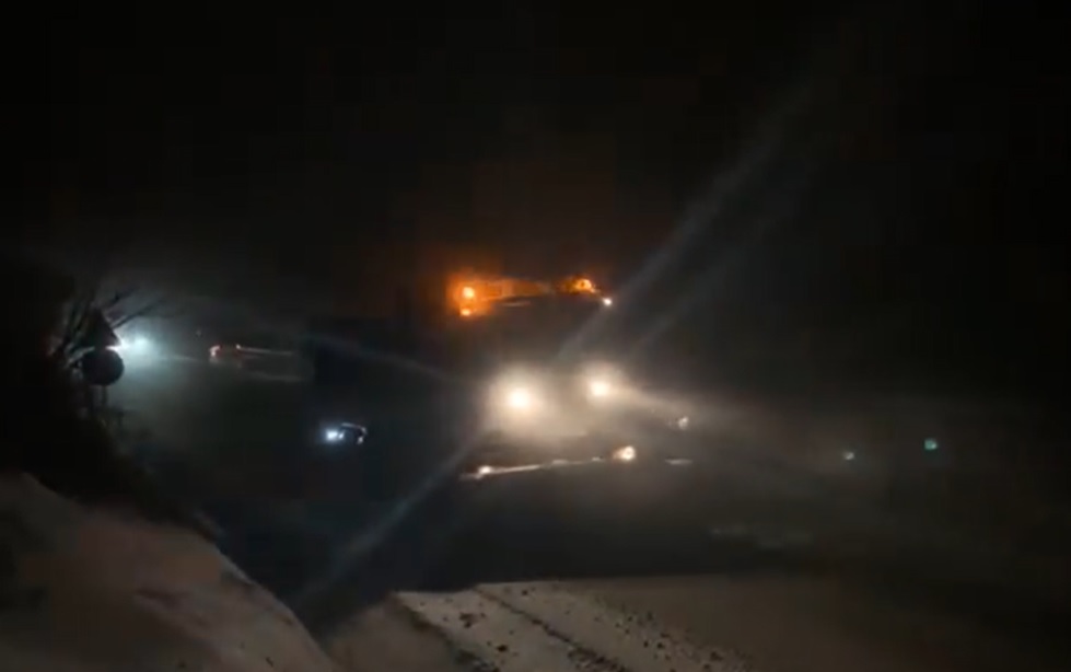 (VIDEO) Noaptea trecută s-a acționat cu utilaje cu lamă și material antiderapant în zona montană a Clujului, în Apuseni