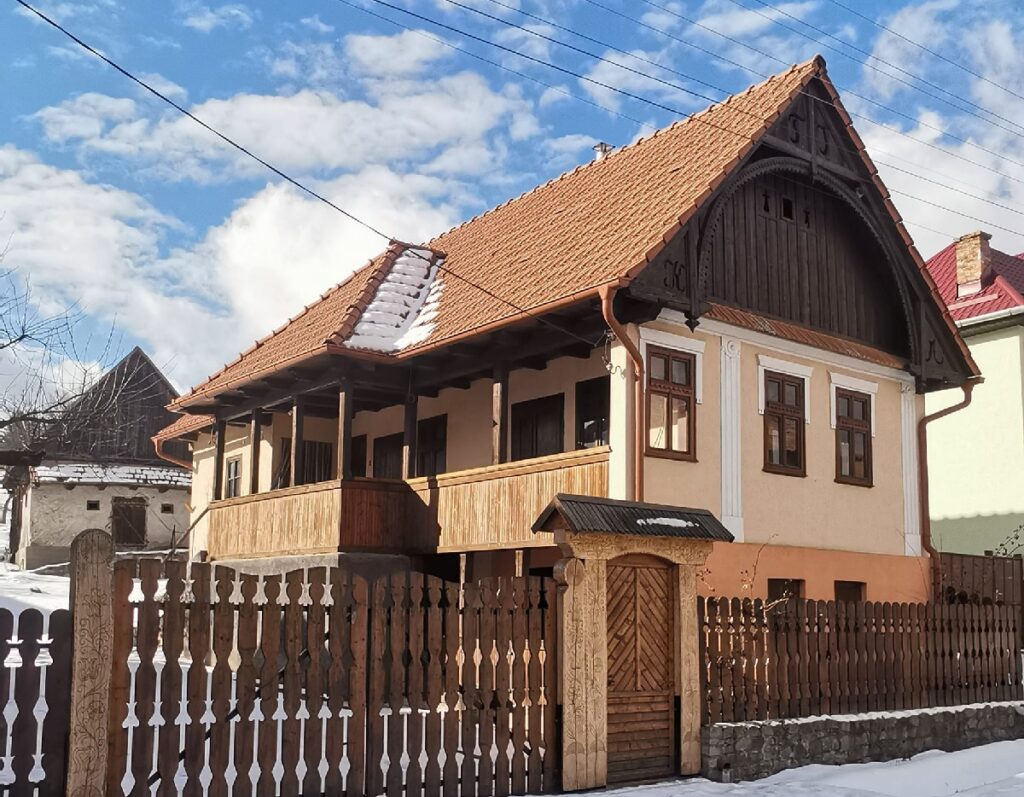 Salanță, despre o gospodărie din Săvădisla: Țiglă ceramică, lemn, culori naturale = rețetă de succes!