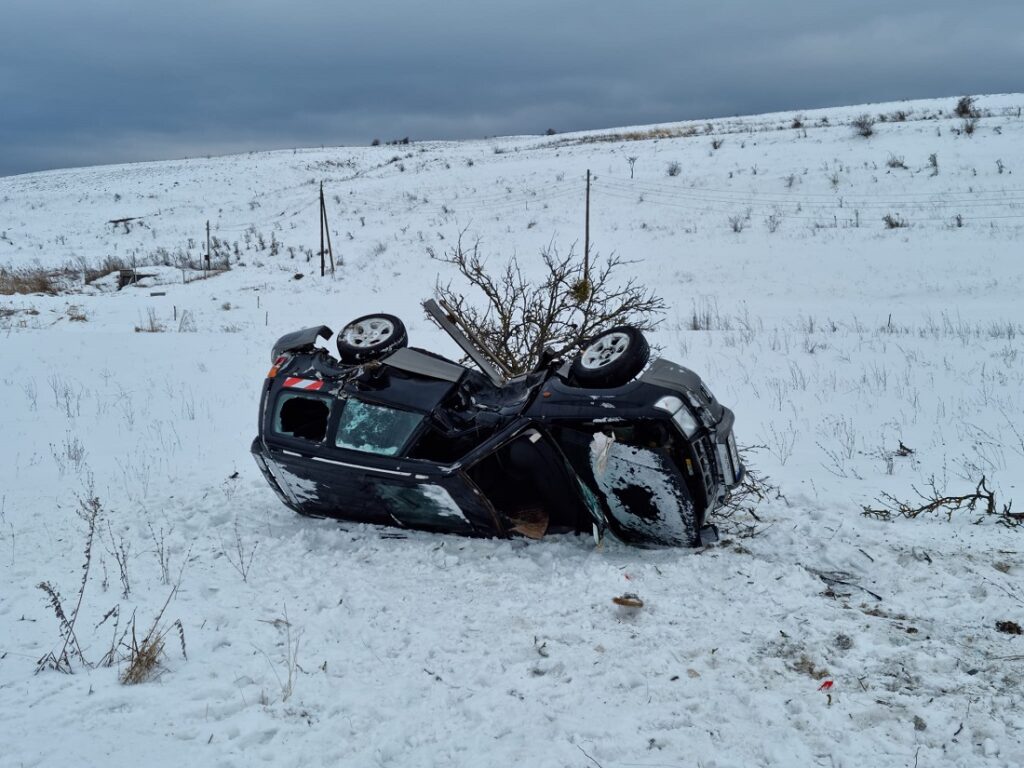 Accident în Mănăstireni: O mașină s-a răsturnat de pe DJ 108C, în afara localității Dretea