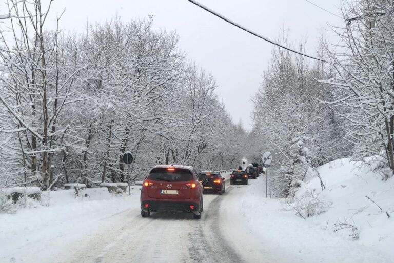 Drumul spre pârtia Buscat este un adevărat coșmar: De vină sunt șoferii care parchează pe drum dar și drumarii!