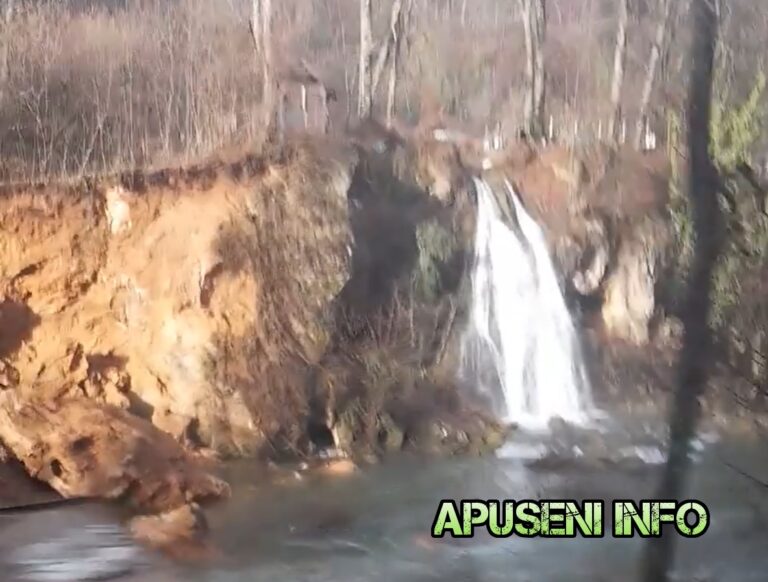 Cascada Vadu Crișului este în pericol! O stâncă s-a desprins şi s-a prăbuşit în Crişul Repede!