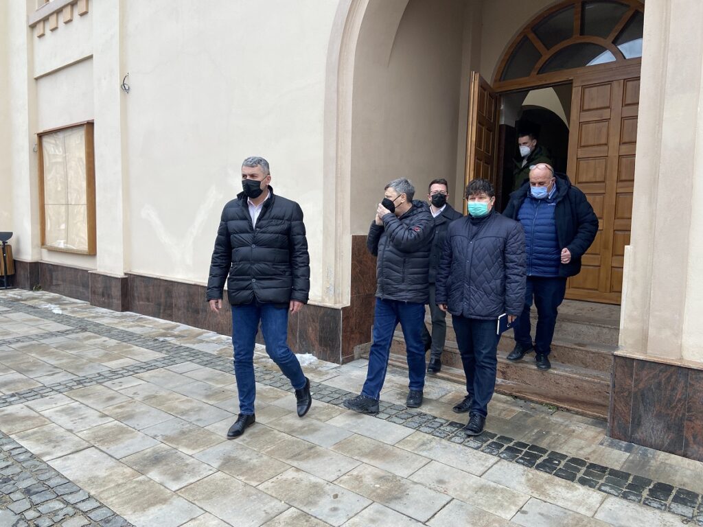 Prefectul Călin Petru Marian, la Vălișoara, Luncoiu de Jos și Brad: Imperios necesar ca primăriile să-și întabuleze toate terenurile!