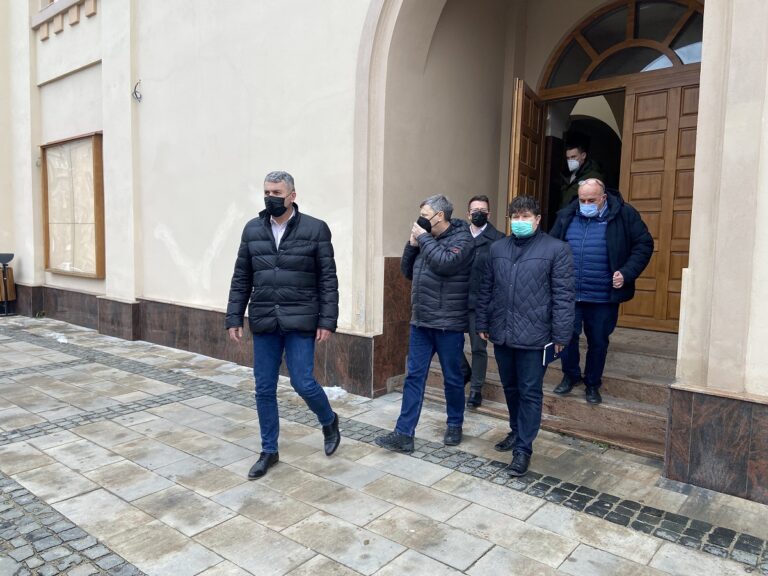 Prefectul Călin Petru Marian, la Vălișoara, Luncoiu de Jos și Brad: Imperios necesar ca primăriile să-și întabuleze toate terenurile!