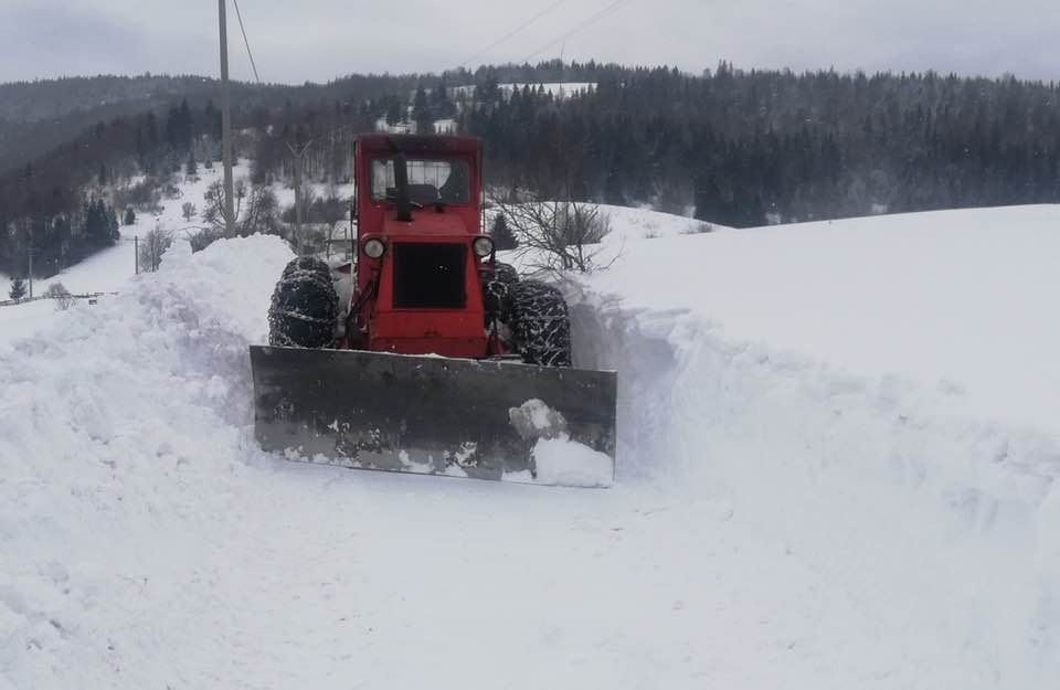 (VIDEO) În inima Apusenilor, la Gârda de Sus, iarna nu mai înfrânge autoritățile: Drumurile comunale sunt deszăpezite!