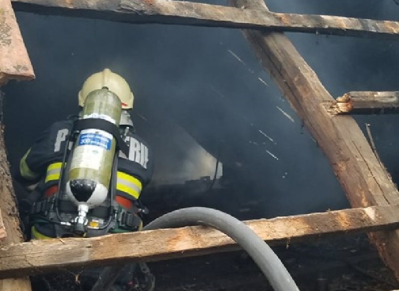 Două persoane au fost rănite în urma unui incendiu izbucnit la o gospodărie din comuna Hidișelu de Sus