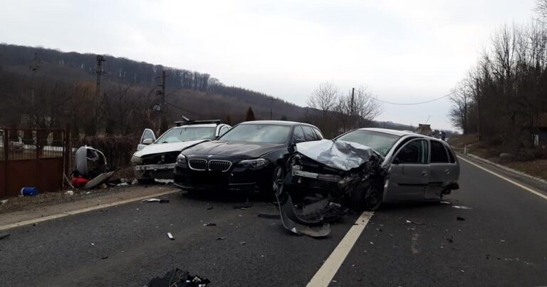 (VIDEO) Cinci mașini au fost implicate într-un accident pe DN76 în Hidișelul de Jos