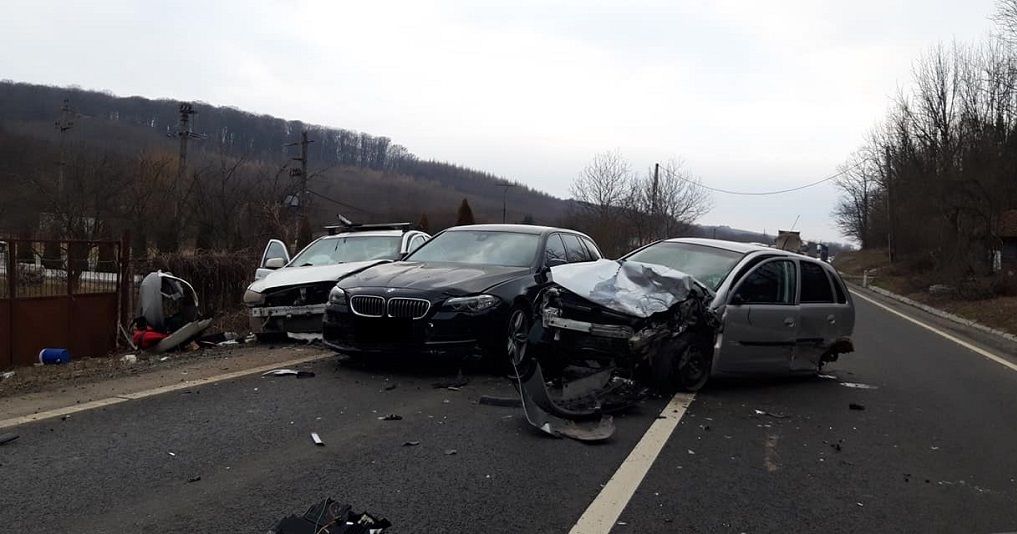 (VIDEO) Cinci mașini au fost implicate într-un accident pe DN76 în Hidișelul de Jos