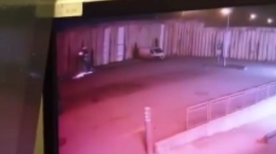 (VIDEO) O mașină a zburat de pe centura Bradului în parcarea Penny de la Brad