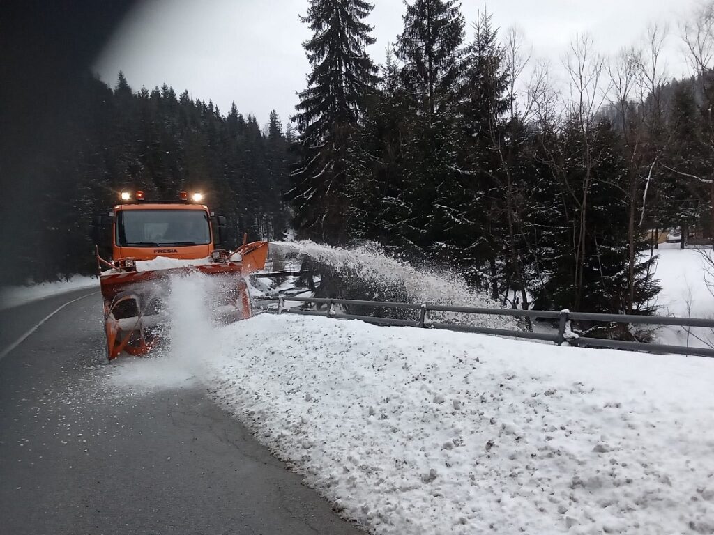(VIDEO) Drumurile moților DN75 și DN74 sunt circulabile: Drumarii au acționat pentru a le deszăpezi