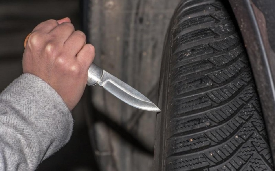 Polițiștii din Sebiș au identificat un bărbat din Buteni care a tăiat anvelopele la trei mașini