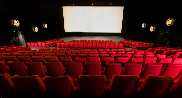 Primele filme la cinematograful din Brad vor rula de Paște: Lucrările sunt 98% finalizate!