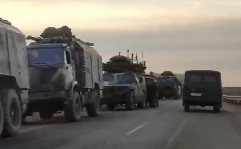VIDEO cu convoaie militare care traversează Ucraina