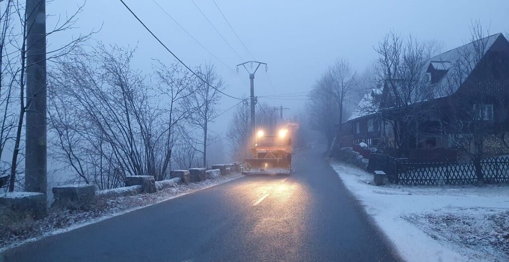 Acțiuni de îndepărtare a poleiului pe 20 de drumuri judeţene situate în zona Huedin – Gilău
