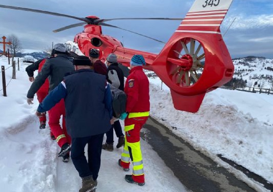 Un bărbat care a suferit un accident vascular cerebral în Arieșeni a fost salvat de echipajul unui elicopter SMURD