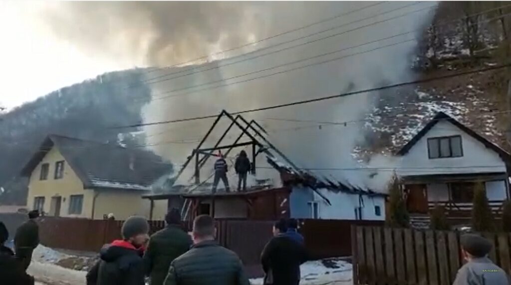 Acoperișul și tavanul unei case din Măguri Răcătău au ars complet într-un incendiu: Pompierii din Gilău au reușit să salveze ce se mai putea salva!
