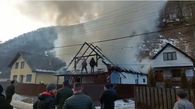 Acoperișul și tavanul unei case din Măguri Răcătău au ars complet într-un incendiu: Pompierii din Gilău au reușit să salveze ce se mai putea salva!