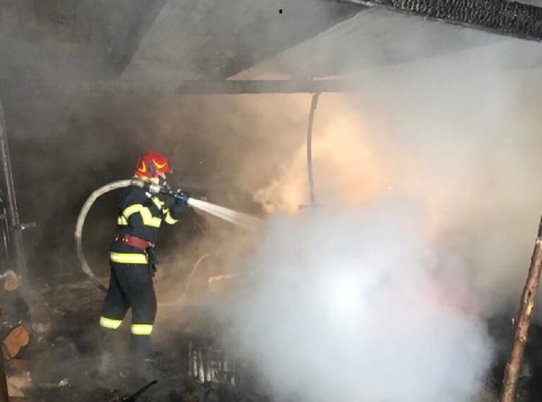 Incendiu în miez de noapte, la o gospodărie din  Pietroasa, sat Măgura