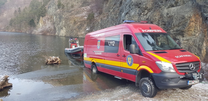 Doi bărbați au fost scoși de scafandrii din zona barajului Someșul Cald, după ce o mașină a plonjat în lac aseară!