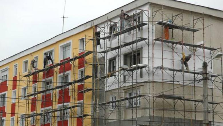 Primăria din Brad a început demersurile pentru a obține finanțarea pentru renovarea a 30 de blocuri/imobile din Brad
