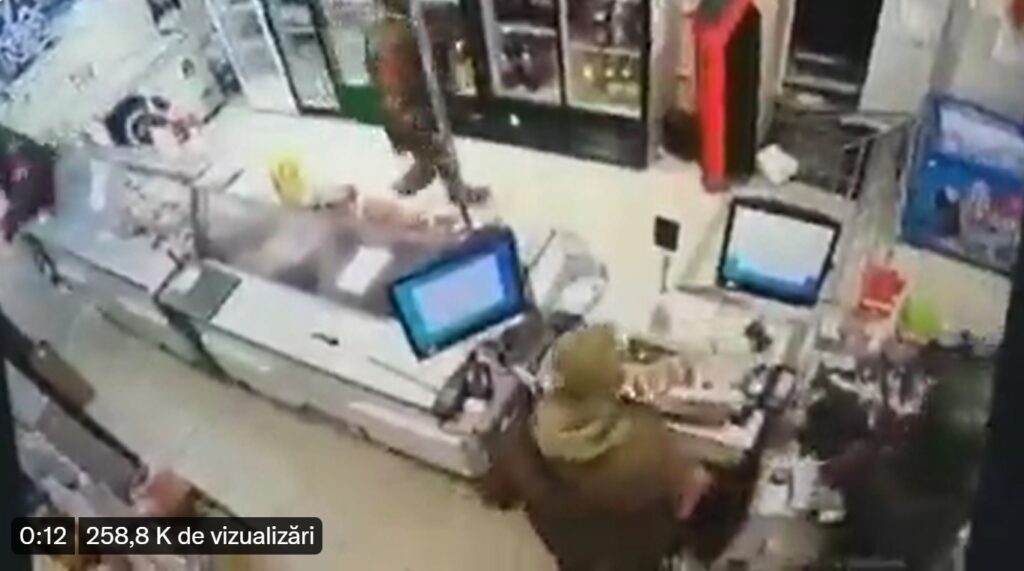 VIDEO JENANT: Militari ruși filmați în timp ce fură dintr-un magazin din Ucraina