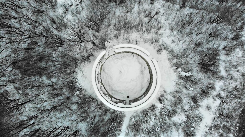 (FOTO) Turnul medieval din Crivadia, veghează accesul dinspre sud spre inima Transilvaniei