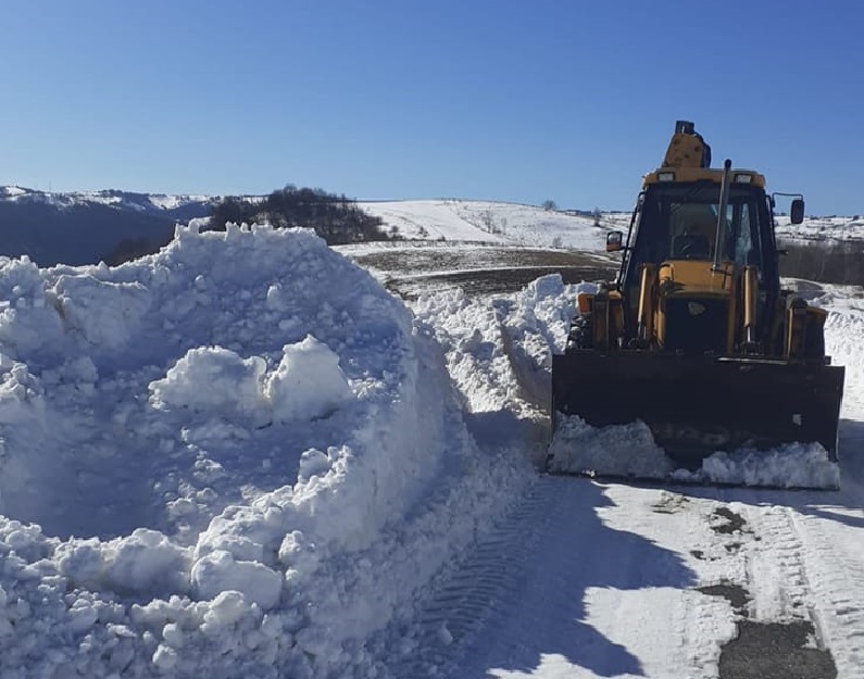 (VIDEO) Drumurile comunale sunt circulabile în Mănăstireni: Autoritățile au deszăpezit carosabilul!