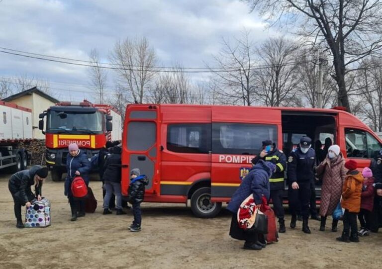 Pompierii din Beiuș și Oradea s-au deplasat la graniță pentru sprijinirea refugiaților ucraineni