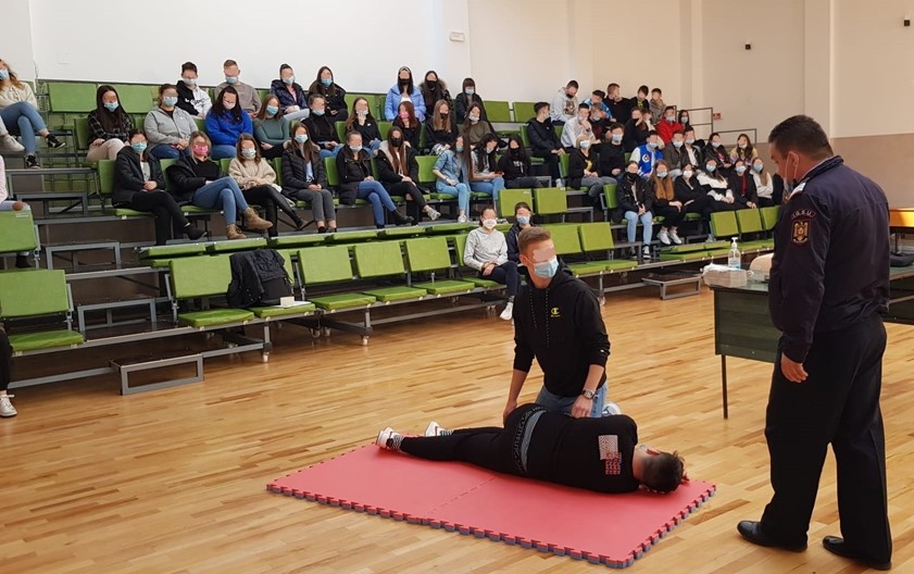 Pompierii din zona Beiuș-Ștei-Nucet continuă exercițiile de pregătire în domeniul situațiilor de urgență a elevilor și profesorilor bihoreni