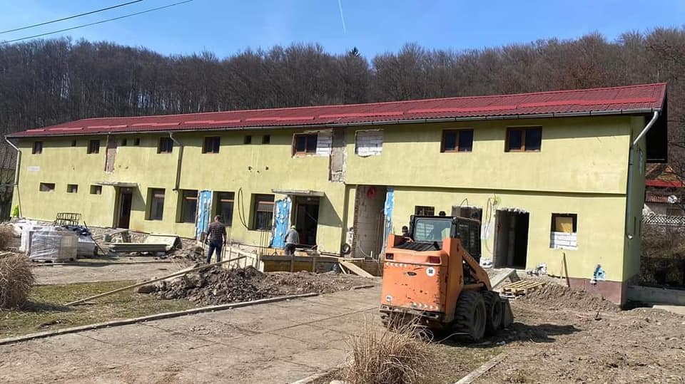 Lucrările de modernizare la clădirea cu mansardă din tabăra Moneasa sunt în plină desfășurare