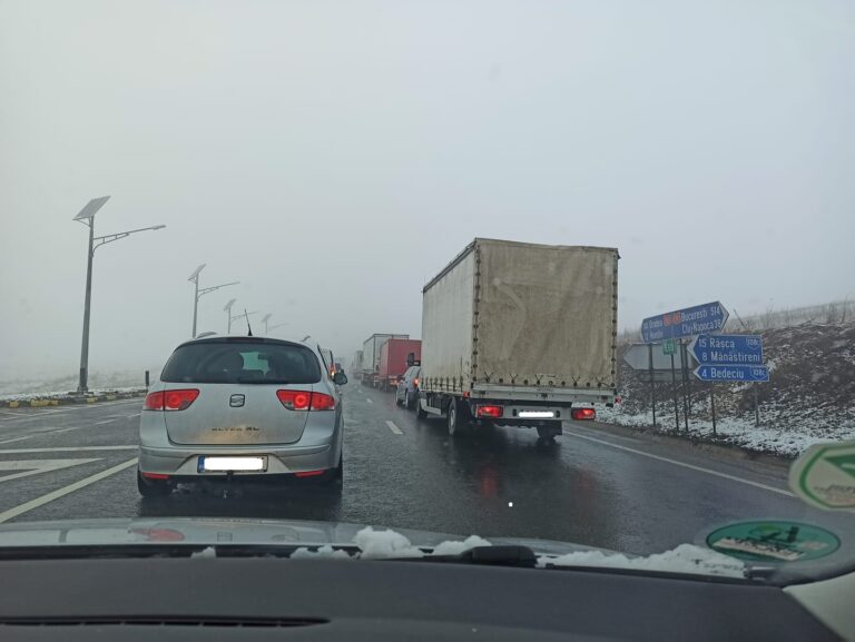 Un autotren s-a răsturnat pe DN1 E60, Cluj-Oradea, la ieşirea din Izvoru Crişului