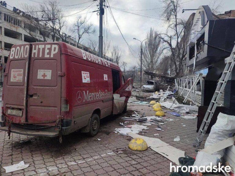 Mesajul lui Costel, unul dintre voluntarii români din Cernăuți: Rușii au bombardat până și ultimul magazin alimentar din Mariupol