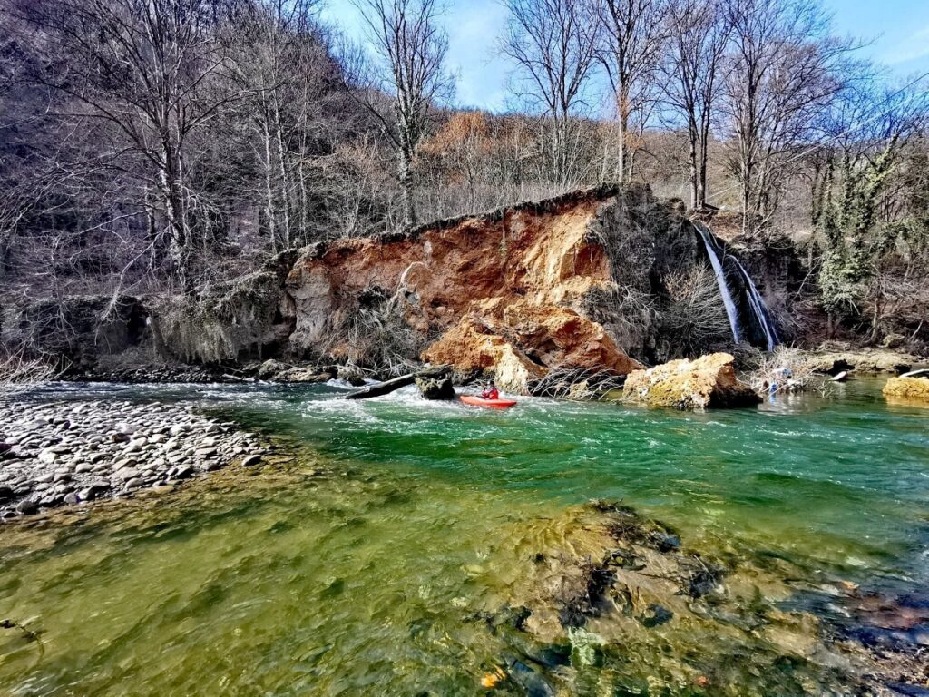 Parcurgerea traseului de caiac-rafting trebuie abordată cu atenție în zona Cascadei Vadu Crişului