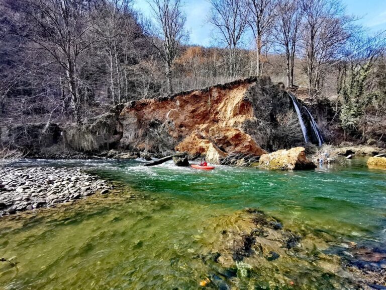 Parcurgerea traseului de caiac-rafting trebuie abordată cu atenție în zona Cascadei Vadu Crişului