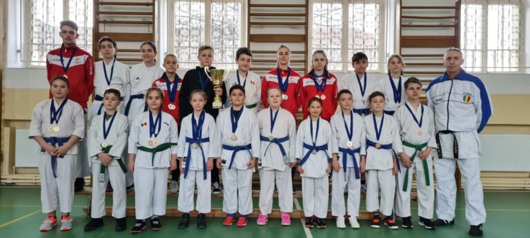 Rezultate foarte bune pentru Asociația Sportivă Club Karate Brad: 36 medalii la ultima competiție