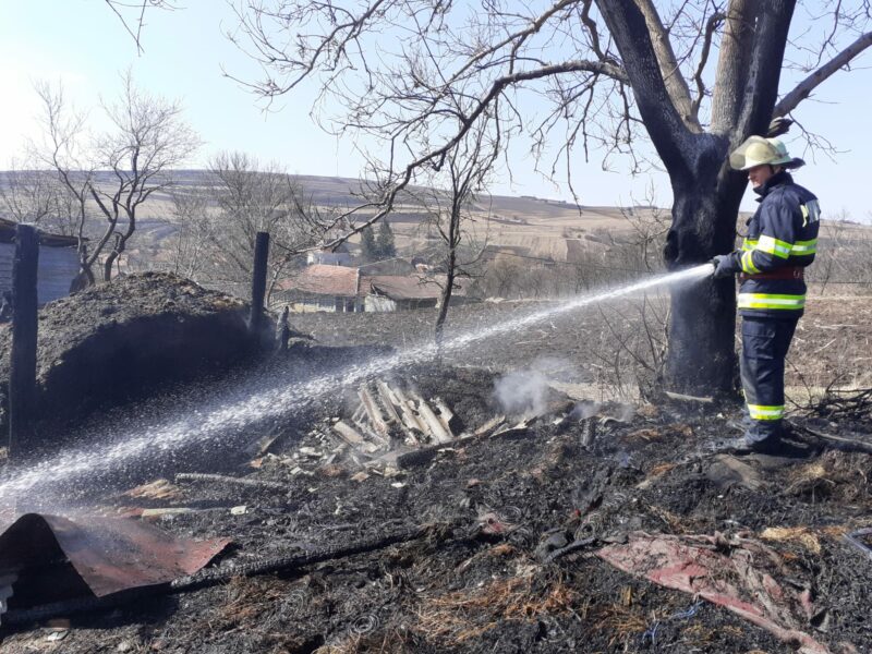 Pompierii din Huedin se luptă cu mai multe incendii de vegetație uscată în Hodișu și Negreni