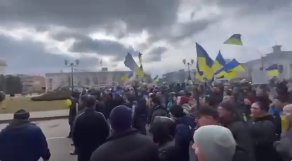 (VIDEO) Ucrainenii protestează cu mâinile goale în fața soldaților ruși
